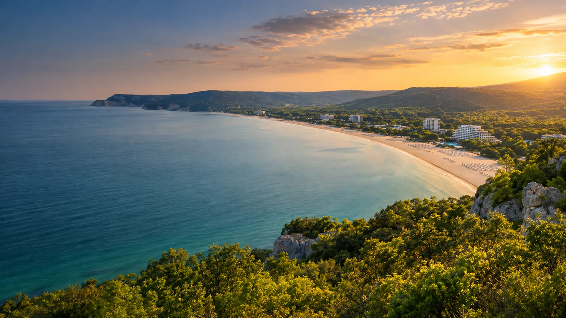Litoralul verde al Bulgariei, cu plajă largă și mare calmă